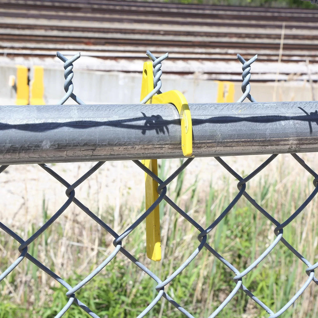 BANANA CLIP CHAIN LINK FENCE HANGER