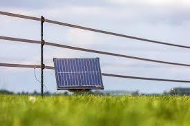 Gallagher S400 Portable Solar Fence Energizer In Field