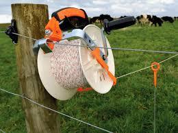 http://fencefast.ca/cdn/shop/products/geared_reel_on_fence_2_fc62db2b-f30b-4728-aff6-d2ed19288d0e.jpg?v=1519703829